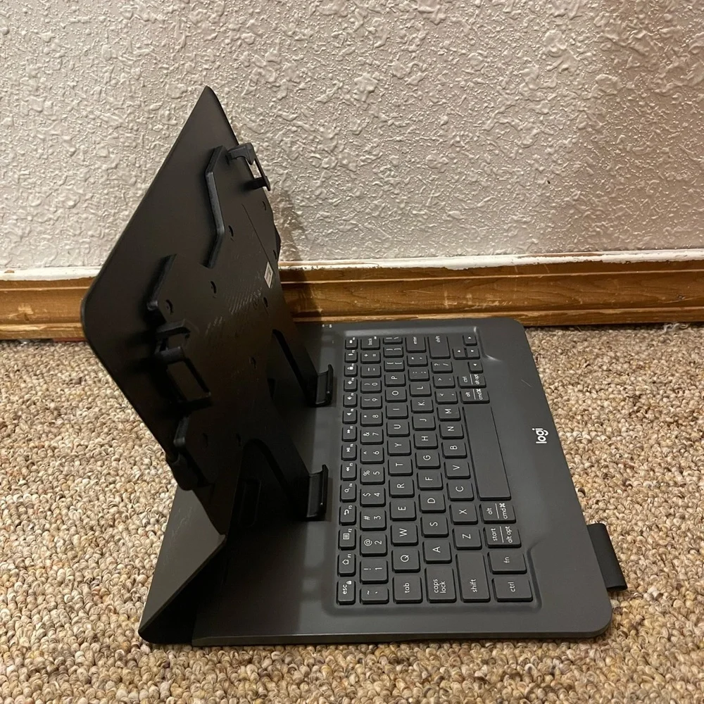 Logitech Universal Folio‎ for iPad or tablet Detachable keyboard. Plz Read